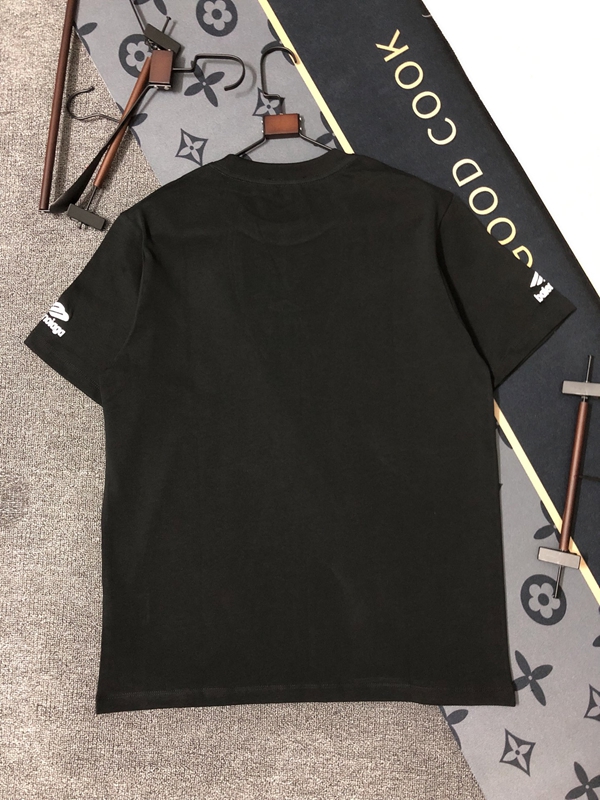 ブランドTシャツ着用イメージ